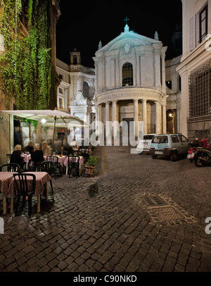 Chiesa di S. Maria della Pace und Restaurant La Foccacia bei Nacht, Roma, Latium, Italien Stockfoto