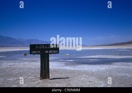 Badwater Basin im Death Valley ist die besondere Lage der niedrigsten Höhe in Nordamerika bei 282 ft oder 85,5 m unter Stockfoto