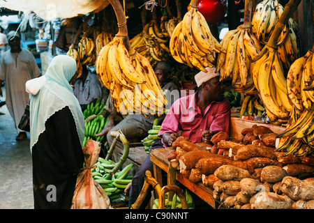 Menschen bei Obst stehen am Darajani Markt, Stonetown, Zanzibar City, Sansibar, Tansania, Afrika Stockfoto