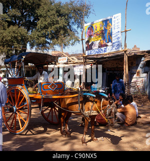 Pferd und Wagen ist immer noch eine gängige Methode, um indische Städte und Dörfer zu reisen. Karnataka, Indien. Stockfoto