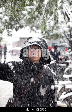 Verschneiten Peking Mann lachen, Schnee ist selten in Beijing, Peking, Volksrepublik China Stockfoto