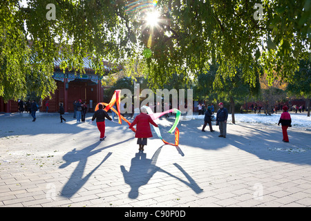 Morgen Sport in Jingshan Park Tänzerinnen, die Durchführung einer rhythmischen Tanz Band-Tanz in den frühen Morgenstunden Beijing P ausüben Stockfoto