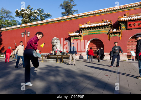 Morgen Sport in Jingshan Park an der nördlichen Tor-Gruppe mit ihren Füßen Badminton spielen üben in den frühen Morgenstunden Beiji Stockfoto