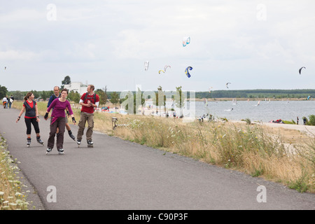 Inline-Skater, kite-Surfer am Cospuden See im Hintergrund, Leipzig, Sachsen, Deutschland Stockfoto