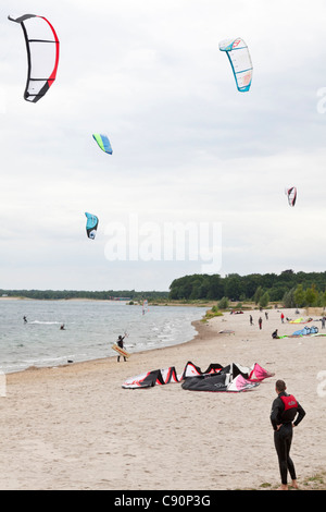 Kitesurfer am Cospuden See, Leipzig, Sachsen, Deutschland Stockfoto