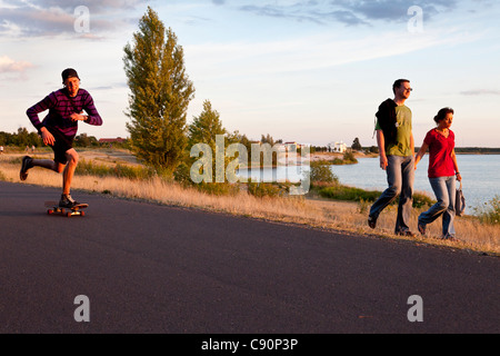 Skater und Spaziergänger in der Nähe von Cospuden See, Leipzig, Sachsen, Deutschland Stockfoto