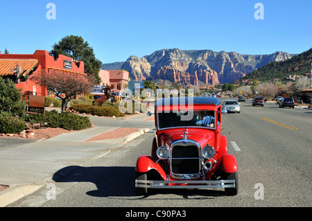 Oldtimer auf einer Straße in Sedona, Arizona, Südwesten der USA, Amerika Stockfoto