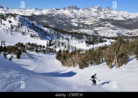 Snow Boarder auf der Piste am Mammoth Mountain Ski Area, Kalifornien, USA, Amerika Stockfoto