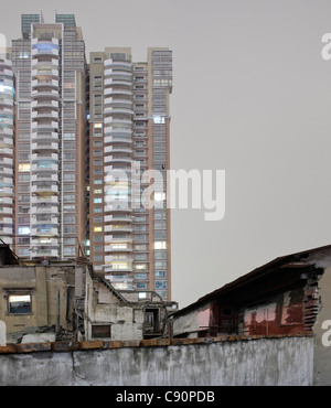 Abriss-Bereich, Wohngebiet von Shanghai Centre bei Nacht, Huangpu, Shanghai, China Stockfoto