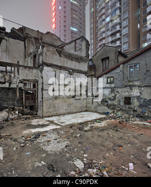 Abriss-Bereich, Wohngebiet von Shanghai Centre bei Nacht, Huangpu, Shanghai, China Stockfoto