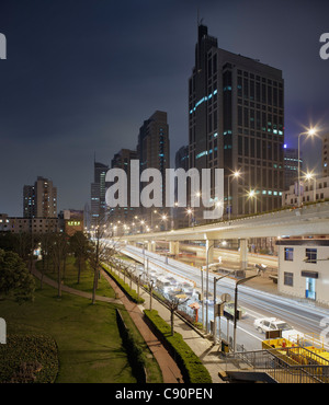 Yan erhöhten Straße bei Nacht, Huangpu, Shanghai, China Stockfoto