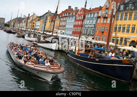 Touristen auf einem Kanal Kreuzfahrt, Nyhavn, Kopenhagen, Dänemark Stockfoto