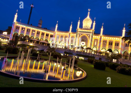 Tivoli Schloss Sekt bei Nacht, Tivoli Gärten, Kopenhagen, Dänemark Stockfoto