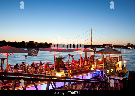 Restaurant auf einem Schiff an der Rheinpromenade am Abend, Düsseldorf, Düsseldorf, Nordrhein-Westfalen, Deutschland, Europa Stockfoto