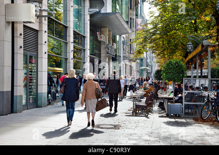 Menschen vor den Geschäften auf der Königsallee, Düsseldorf, Düsseldorf, Nordrhein-Westfalen, Deutschland, Europa Stockfoto