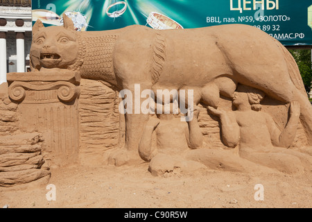 Sandskulpturen die Kapitolinische Wölfin gesäugt, Romulus und Remus im All-Russian Exhibition Center in Moskau, Russland Stockfoto