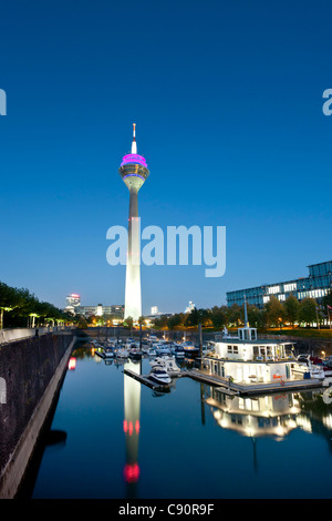 Fernsehturm und MedienHafen in der Nacht, Düsseldorf, Düsseldorf, Nordrhein-Westfalen, Deutschland, Europa Stockfoto