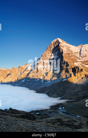 Alpenglühen am Eiger über Kleine Scheidegg, Nebelmeer über Grindelwald, Kleine Scheidegg, Grindelwald, UNESCO World Heritage Si Stockfoto