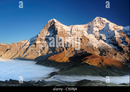 Eiger und Moench über Kleine Scheidegg, Nebelmeer über Grindelwald, Kleine Scheidegg, Grindelwald, UNESCO-Weltkulturerbe Stockfoto