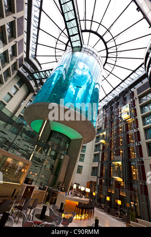 AquaDom, dem größten zylindrischen Aquarium in der Lobby des Radisson SAS Hotels in Mitte, Berlin, Deutschland Stockfoto