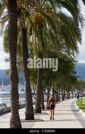 Sportliche Leben der Frau zu Fuß Palma De Mallorca-Mallorca-Balearen-Insel-Spanien-Europa Stockfoto