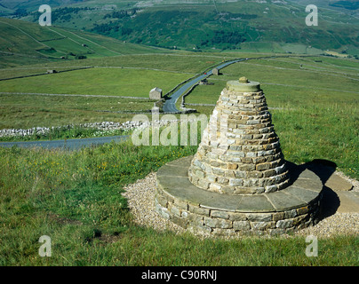 Muke ist ein Hsitoric-Täler-Dorf in Thwaite Seite. Therre ist eine kleine Struktur eines Steins Millennium Cairn auf einem Hügel gebaut Stockfoto