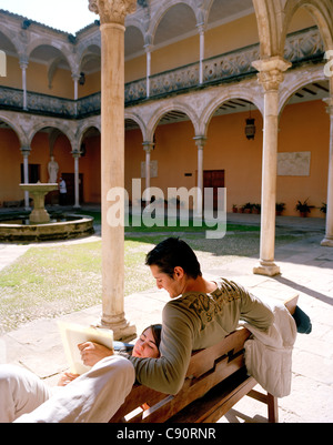 Paar im Innenhof der Kunstschule Escuela de Artes in Casa de Las Torres, Úbeda, Andalusien, Spanien Stockfoto