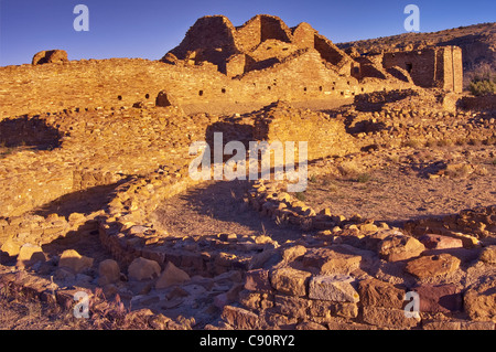 Tri-von Mauern umgebene Struktur an der Rückwand des Pueblo del Arroyo Anasazi-Ruinen, Sonnenuntergang, Chaco Culture Nat historischen Park, New mexico, USA Stockfoto