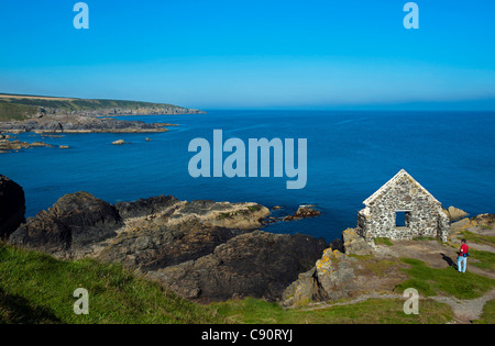 Tourist in einer Ruine oberhalb des Hafens von Portsoy, Aberdeenshire, Schottland Stockfoto