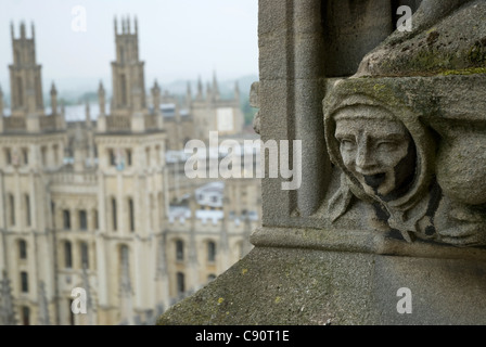 Gargoyle mit Turmspitzen und Colleges der Oxford University im Hintergrund, St Mary's Church, Oxford, Großbritannien Stockfoto