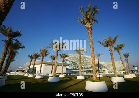 Das Yas Hotel, eine Hotelanlage gebaut über die F1-Yas Marina Circuit, Yas Island, Abu Dhabi, Vereinigte Arabische Emirate, Vereinigte Arabische Emirate Stockfoto