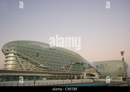 Das Yas Hotel, eine Hotelanlage gebaut über die F1-Yas Marina Circuit, Yas Island, Abu Dhabi, Vereinigte Arabische Emirate, Vereinigte Arabische Emirate Stockfoto