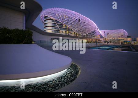 Das Yas Hotel, eine Hotelanlage gebaut über die F1-Yas Marina Circuit, Yas Island, Abu Dhabi, Vereinigte Arabische Emirate, Vereinigte Arabische Emirate Stockfoto