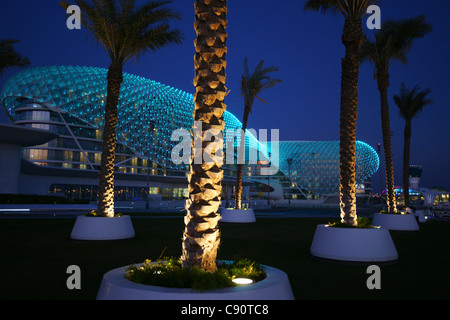 Das Yas Hotel, eine Hotelanlage gebaut über die F1-Yas Marina Circuit, Yas Island, Abu Dhabi, Vereinigte Arabische Emirate, Vereinigte Arabische Emirate Stockfoto