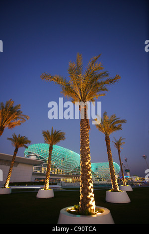 Das Yas Hotel, eine Hotelanlage gebaut über die F1-Yas Marina Circuit, Yas Island, Abu Dhabi, Vereinigte Arabische Emirate, Vereinigte Arabische Emirate Stockfoto