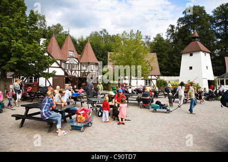 Menschen bei Astrid Lindgren Vaerld, Astrid Lindgren Welt, Vimmerby, Smaland, Südschweden, Europa Stockfoto