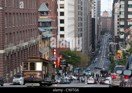 Klassischen Straßenbahn Klettern auf einem Berg Hügel in downtown SF San Francisco Municipal Railway (Muni) Blick auf die steile Straße San Stockfoto