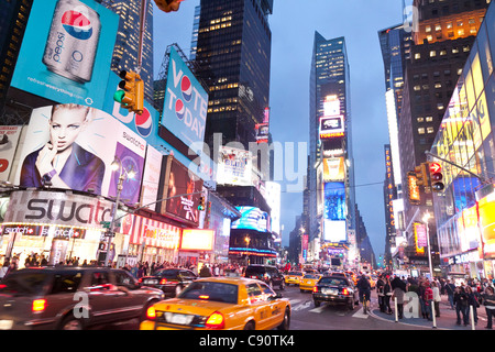 Times Square bei Nacht, gelben Taxis und beleuchtete Werbung, Manhattan, New York City, Vereinigte Staaten von Amerika, USA Stockfoto