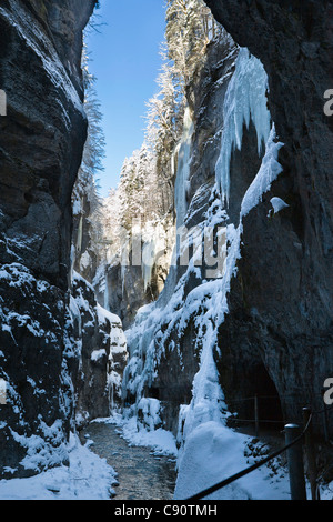 Eiszapfen in Partnachklamm Schlucht in der Nähe von Garmisch Partenkirchen, Oberbayern, Deutschland, Europa Stockfoto