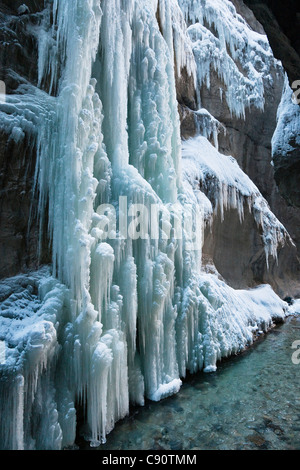 Eiszapfen in Partnachklamm Schlucht in der Nähe von Garmisch Partenkirchen, Oberbayern, Deutschland, Europa Stockfoto