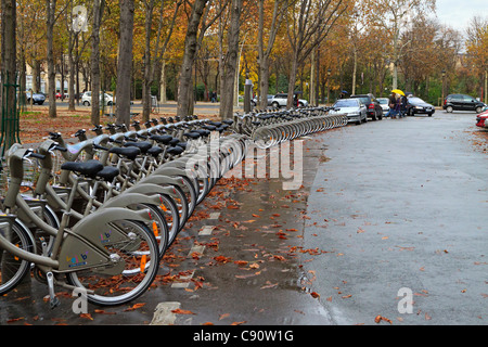 Velib Fahrräder an einem Herbsttag in Paris. Öffentliche Freigabe Fahrräder warten auf Benutzer an einem verregneten Tag im Zentrum von Paris. Stockfoto