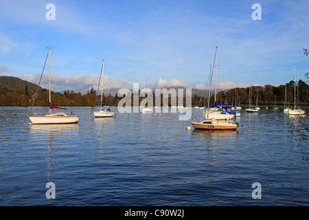 Segelboote vor Anker in Bowness-on-Windermere, Cumbria, UK. In der ruhigen Bucht in der Nähe der Fähre sind Yachten ankern. Stockfoto