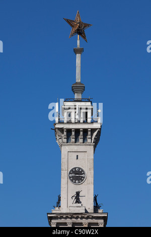 Sowjetische Stern auf der Spitze der North River Terminal in Moskau, Russland Stockfoto