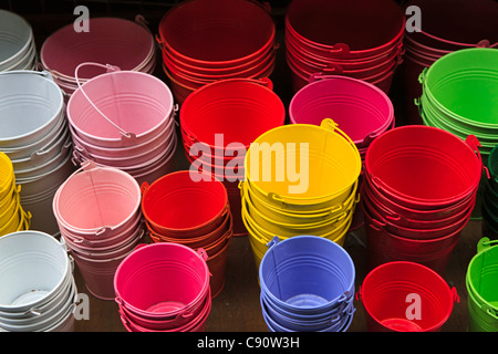 Eine Anzeige der bunten Metal Buckets in verschiedenen Größen in einem Blumenladen Stockfoto