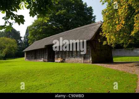 Fachwerk reetgedeckten Scheune aus 1550 St Fagans nationales historisches Museum/Amgueddfa Werin Cymru, Cardiff, Südwales, UK. Stockfoto