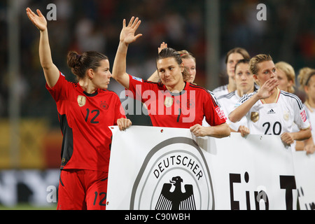 Deutsche Spieler Welle an die Fans nach der Niederlage gegen Japan in einer 2011 FIFA Frauen WM Viertelfinale Fußballspiel. Stockfoto