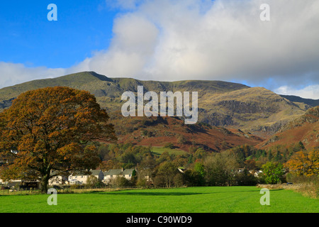 Coniston, Cumbria, UK. Hübsches Dorf schmiegt sich unterhalb der fiel der Old Man of Coniston genannt. Stockfoto