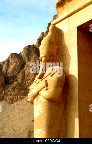 Die Leichenhalle Tempel von Deir El Bahrti Königin Hatshepsut eine weibliche Pharao der 18. Dynastie des alten Ägypten ist ein großes Stockfoto