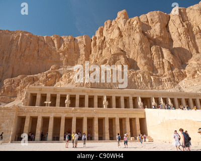 Die Leichenhalle Tempel von Deir El Bahrti Königin Hatshepsut eine weibliche Pharao der 18. Dynastie des alten Ägypten ist ein großes Stockfoto