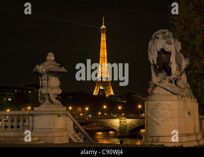 Eiffelturm und der Seine vom Pont Alexandre III in der Nacht, Paris, Frankreich Stockfoto